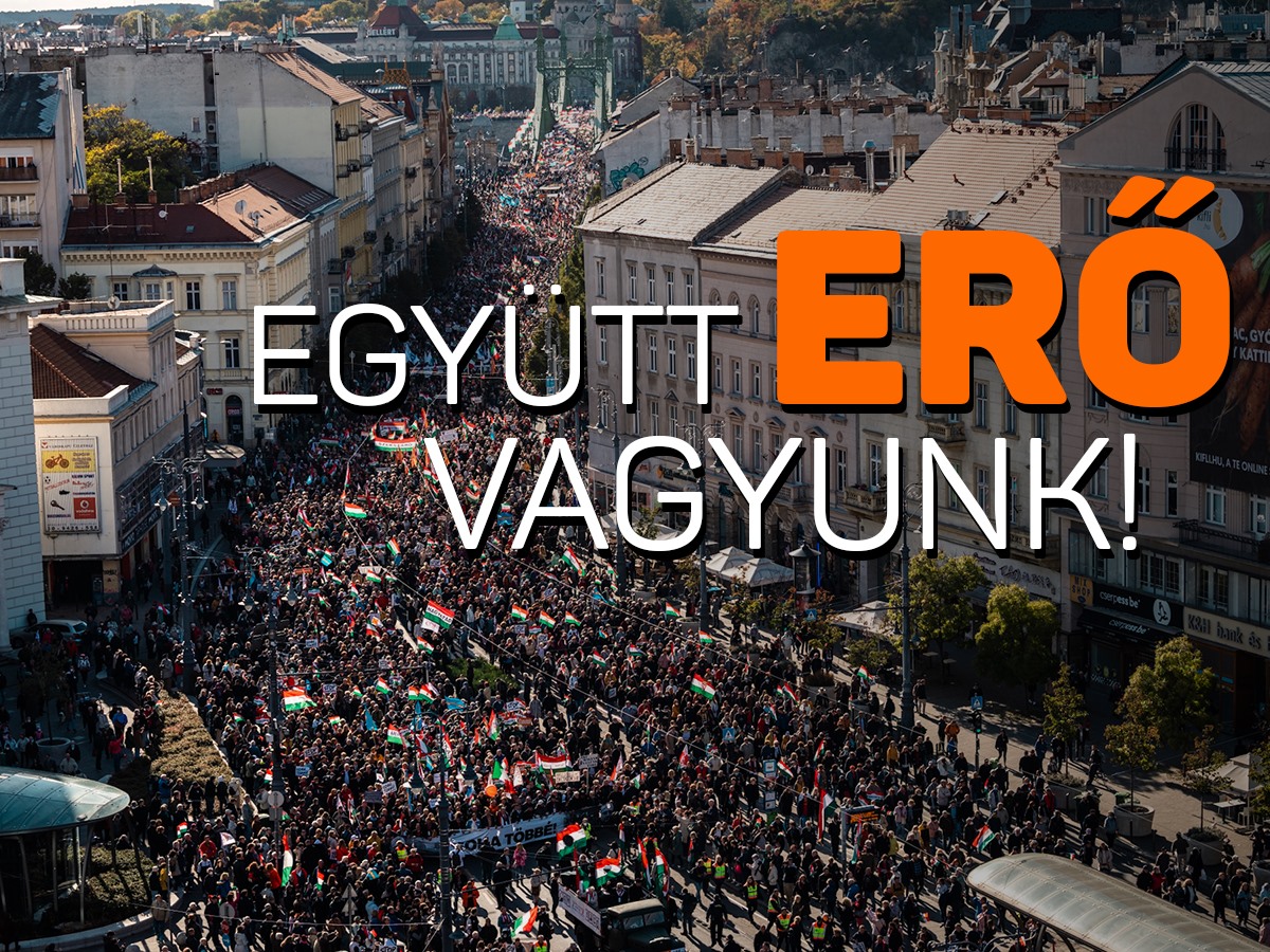 Együtt erő vagyunk!  Rengetegen vagyunk a Békemeneten, az ünneplő tömeg több mint fele még Budán. Hajrá, Magyarország! Hajrá, magyarok!